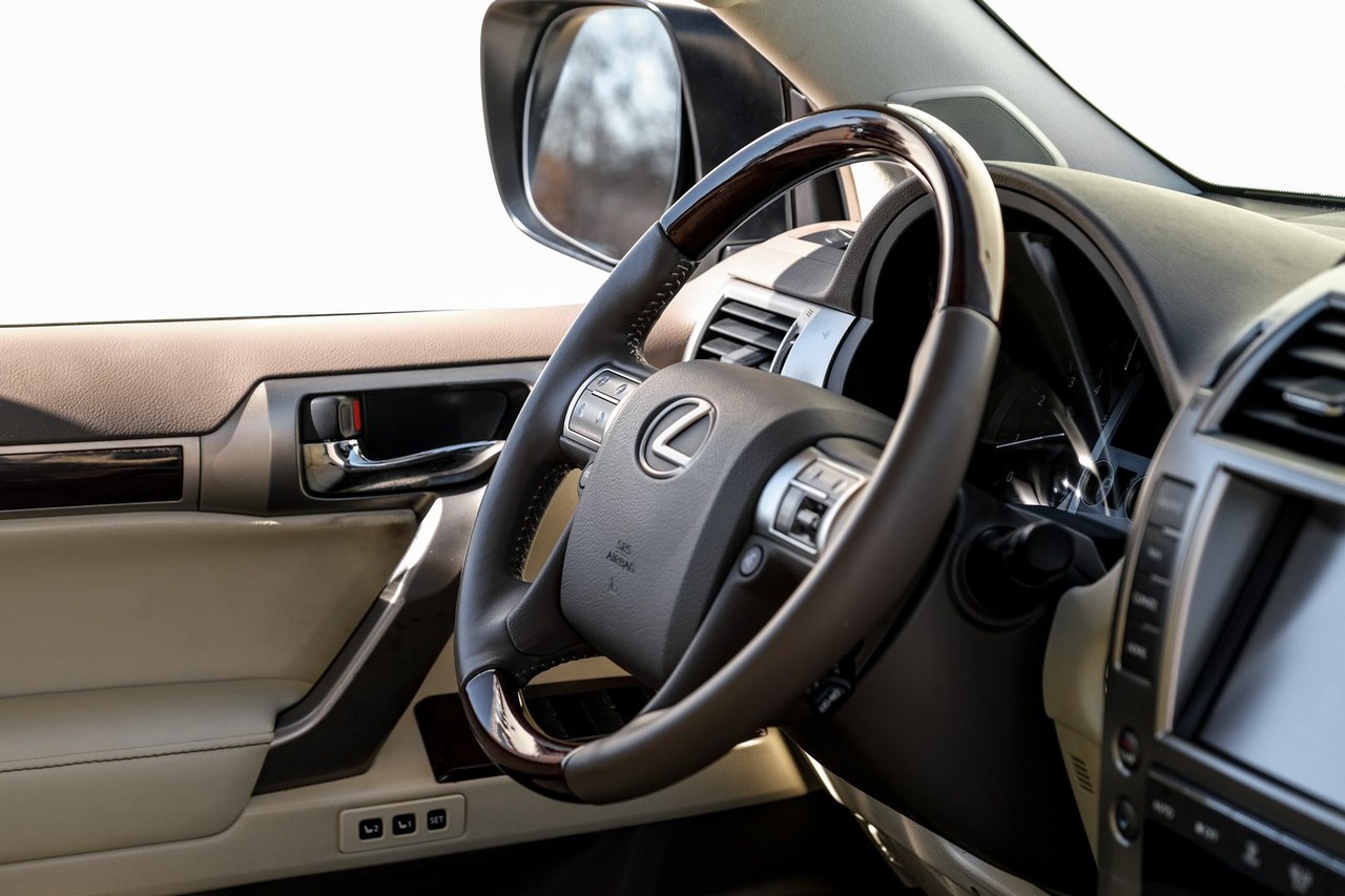 Lexus GX 460 Vehicle Main Gallery Image 14