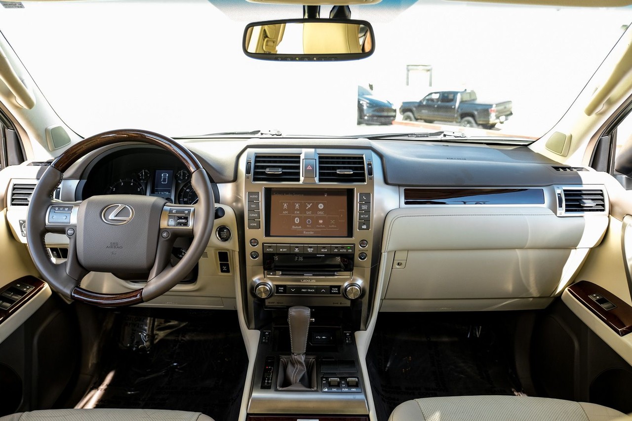 Lexus GX 460 Vehicle Main Gallery Image 15