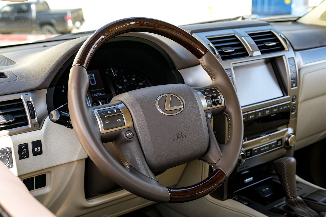 Lexus GX 460 Vehicle Main Gallery Image 16