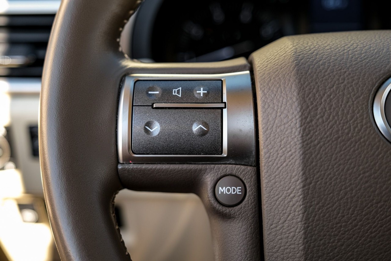 Lexus GX 460 Vehicle Main Gallery Image 17