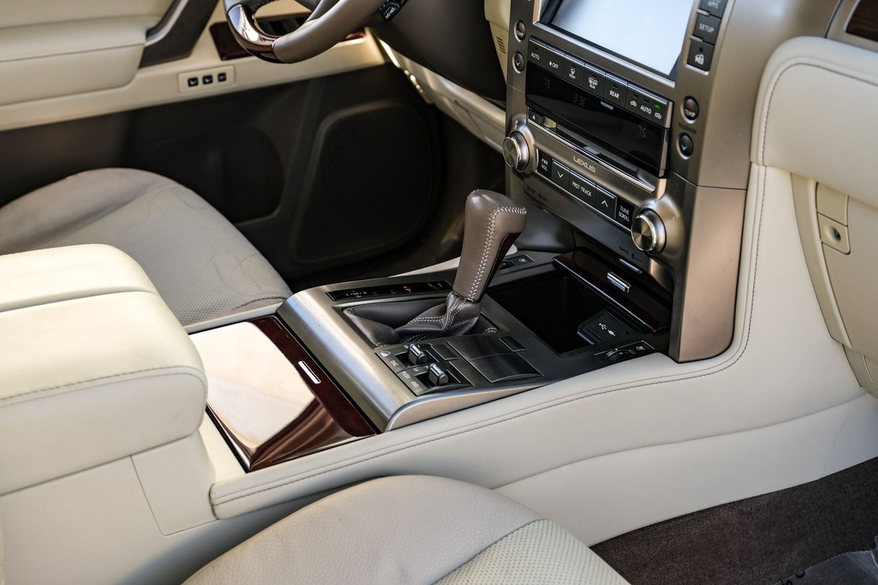 Lexus GX 460 Vehicle Main Gallery Image 24