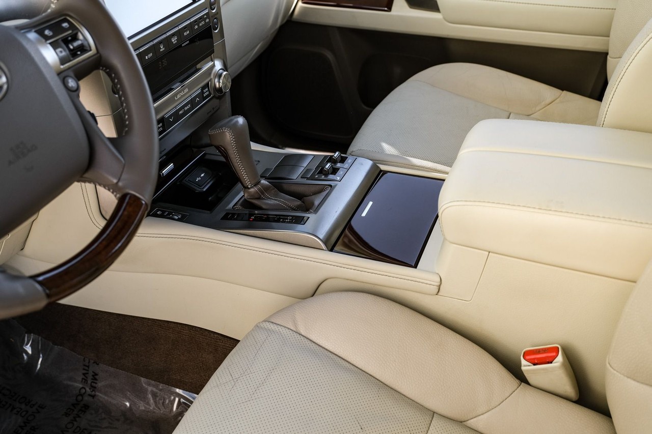 Lexus GX 460 Vehicle Main Gallery Image 25