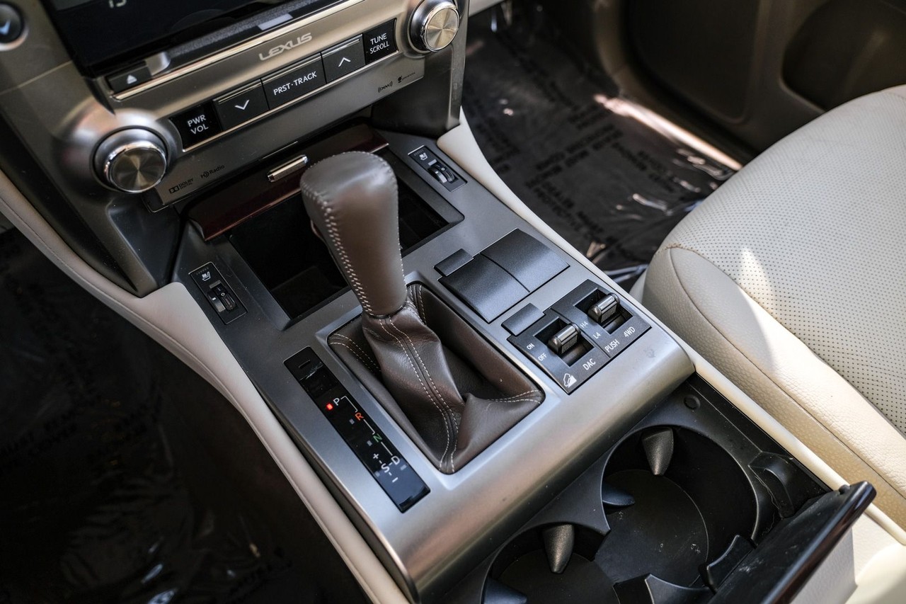 Lexus GX 460 Vehicle Main Gallery Image 26