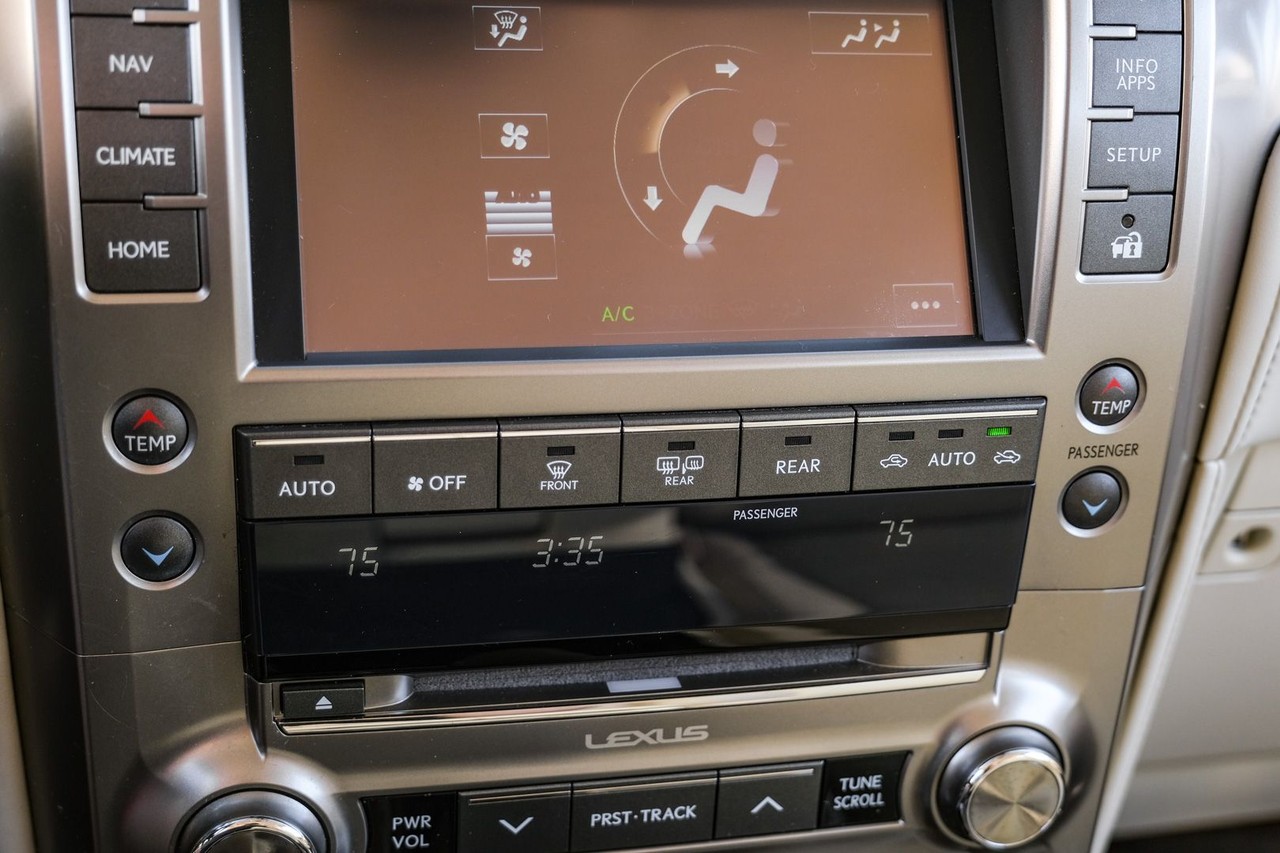 Lexus GX 460 Vehicle Main Gallery Image 27