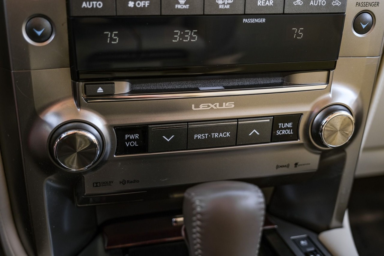 Lexus GX 460 Vehicle Main Gallery Image 28