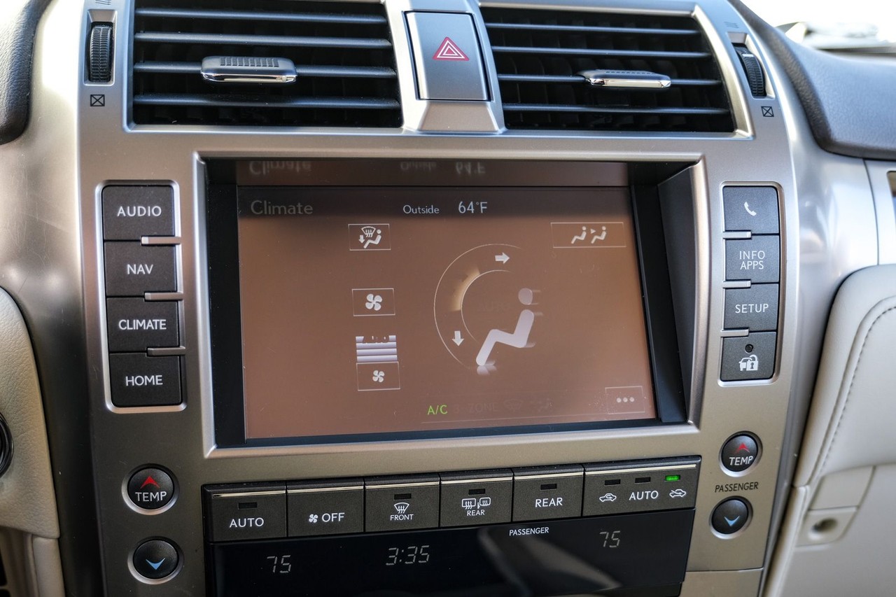 Lexus GX 460 Vehicle Main Gallery Image 29