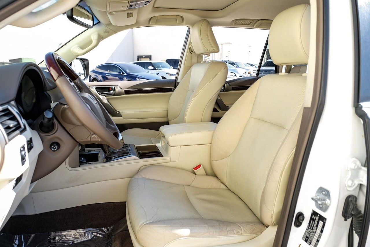 Lexus GX 460 Vehicle Main Gallery Image 32