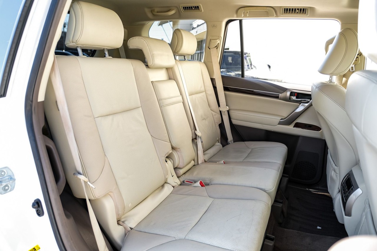 Lexus GX 460 Vehicle Main Gallery Image 36