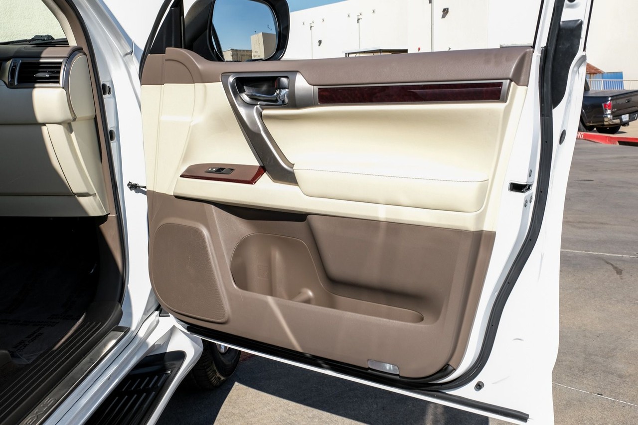 Lexus GX 460 Vehicle Main Gallery Image 44