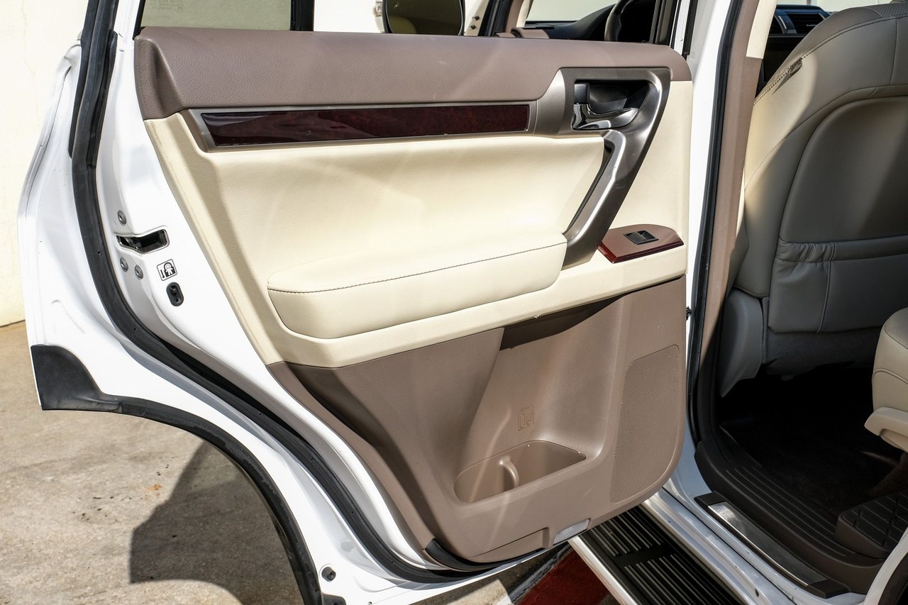 Lexus GX 460 Vehicle Main Gallery Image 45