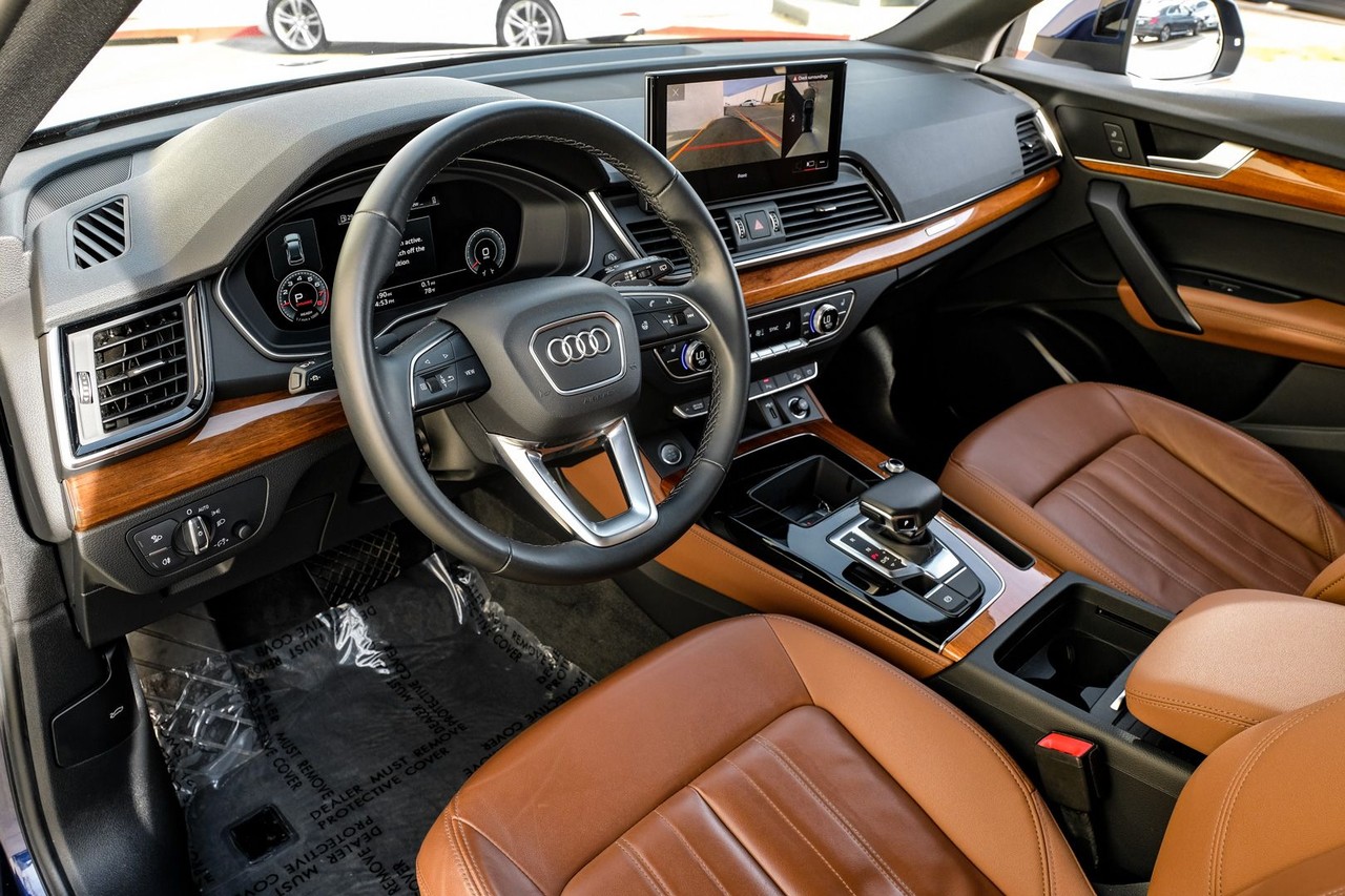 Audi Q5 Vehicle Main Gallery Image 03