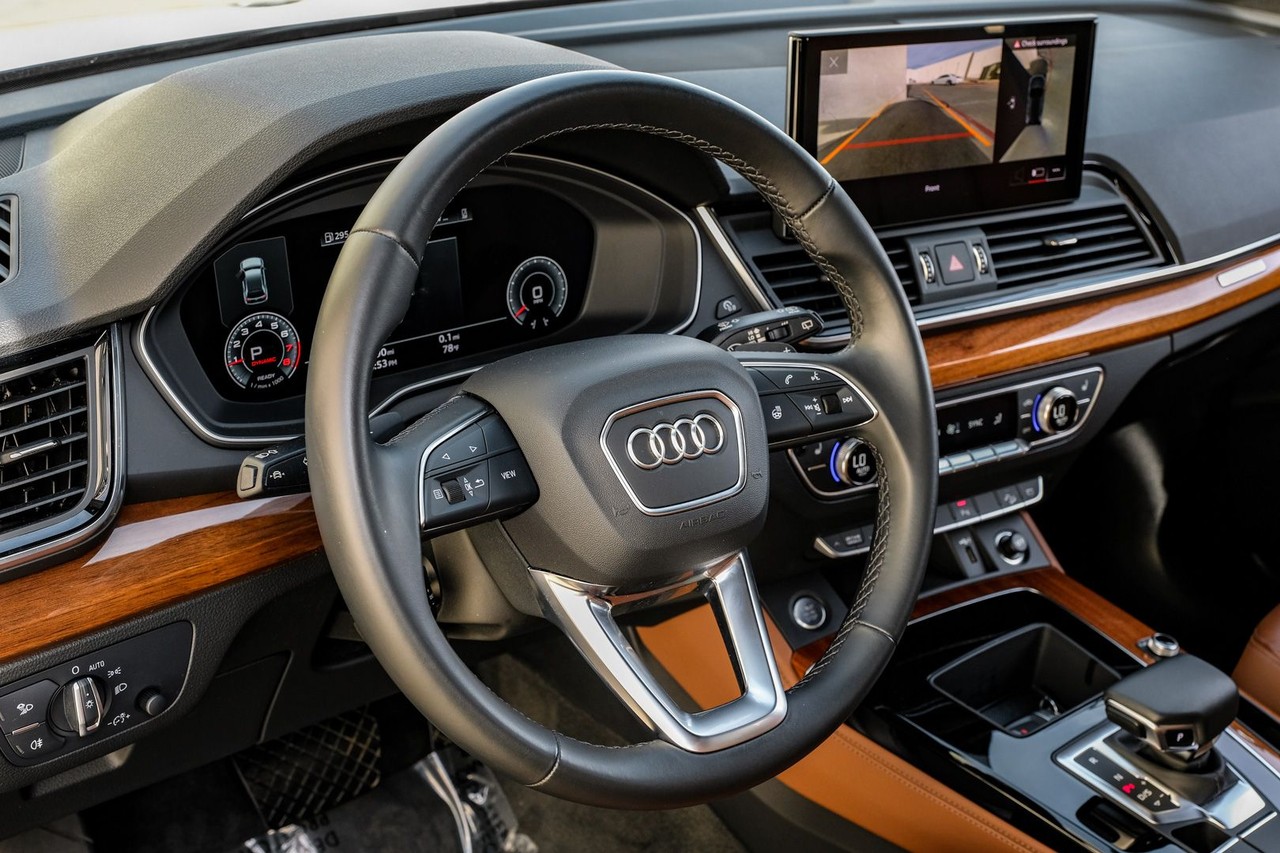 Audi Q5 Vehicle Main Gallery Image 16