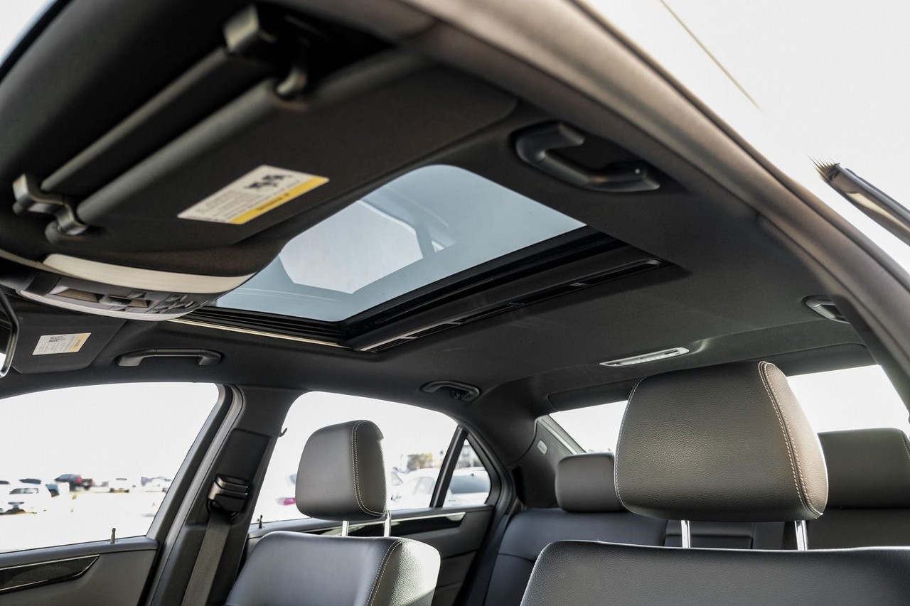 Mercedes-Benz E-Class Vehicle Main Gallery Image 04