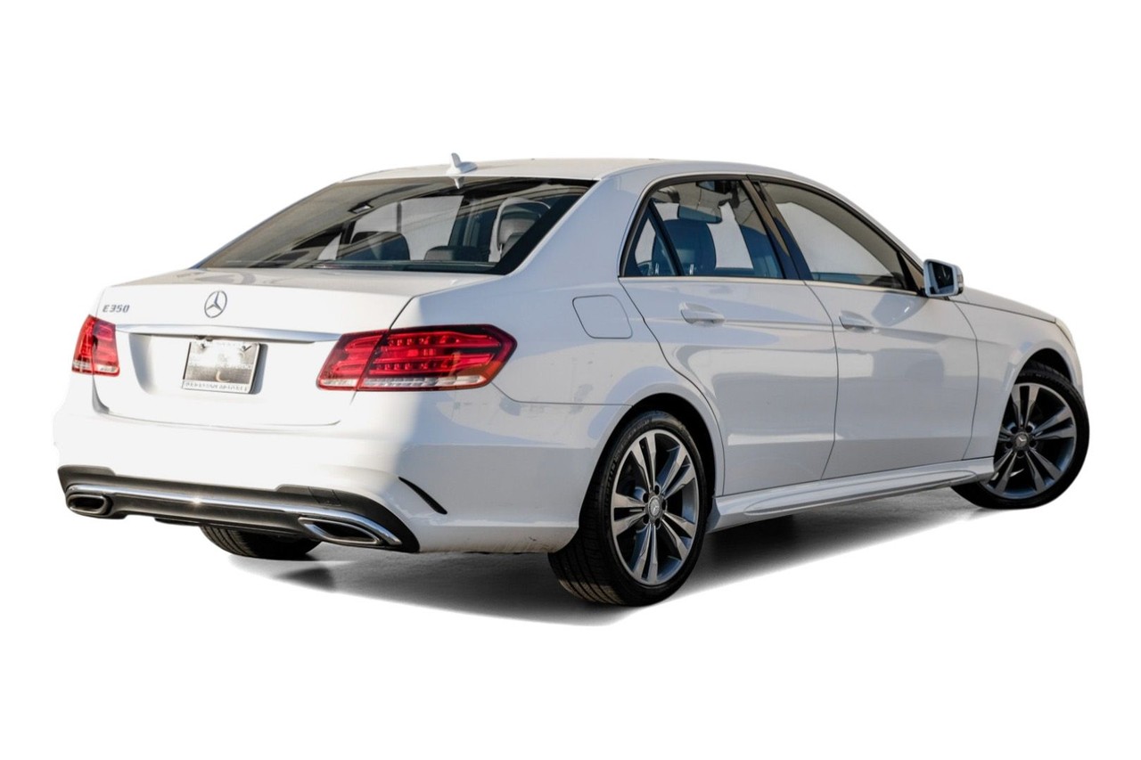 Mercedes-Benz E-Class Vehicle Main Gallery Image 08