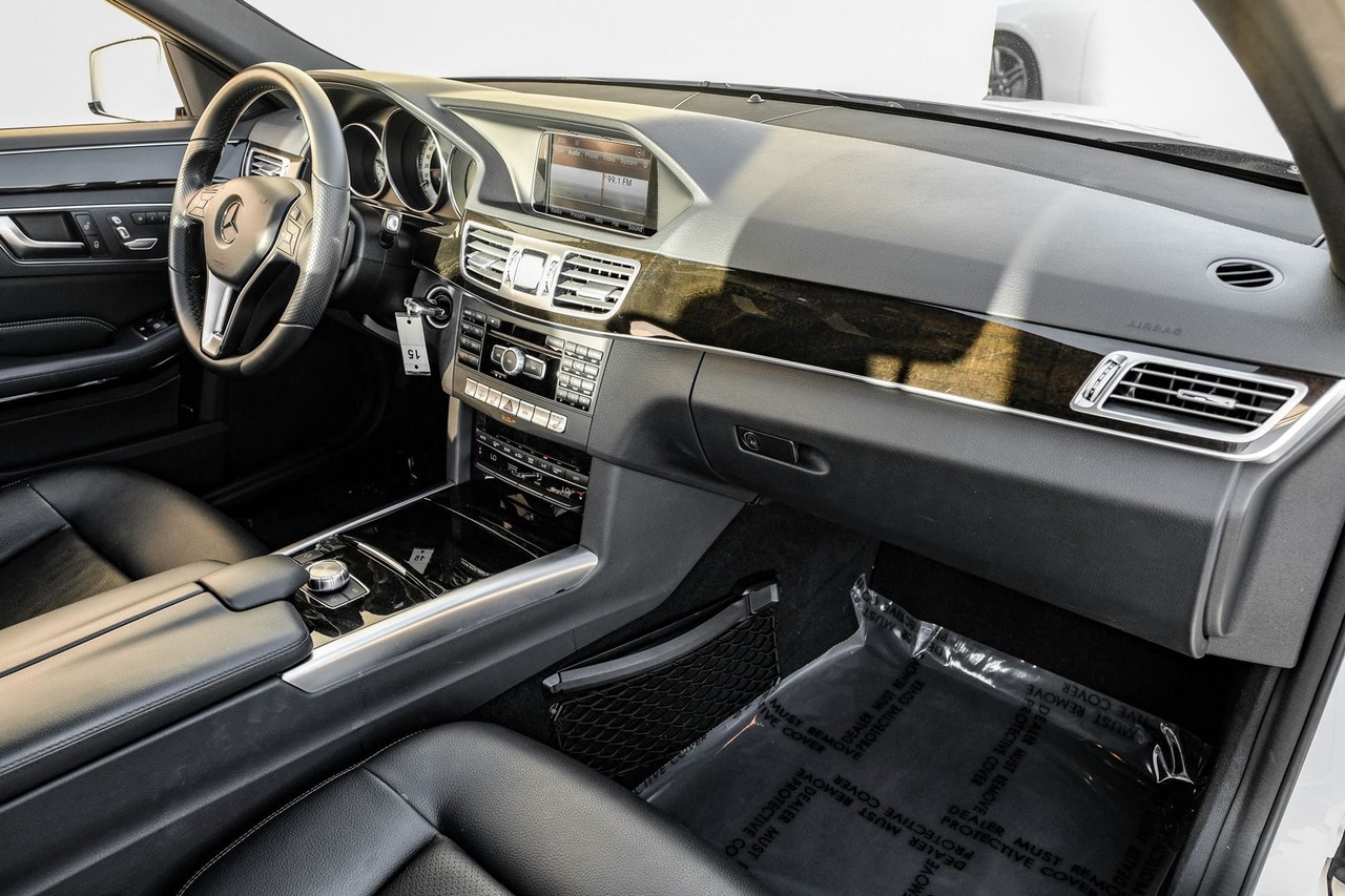 Mercedes-Benz E-Class Vehicle Main Gallery Image 12