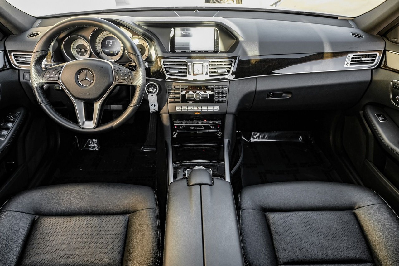 Mercedes-Benz E-Class Vehicle Main Gallery Image 14