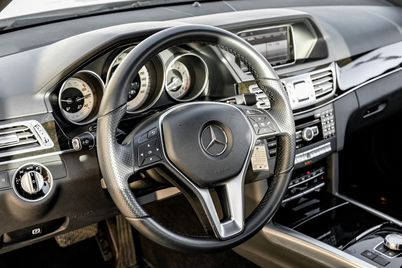 Mercedes-Benz E-Class Vehicle Main Gallery Image 15