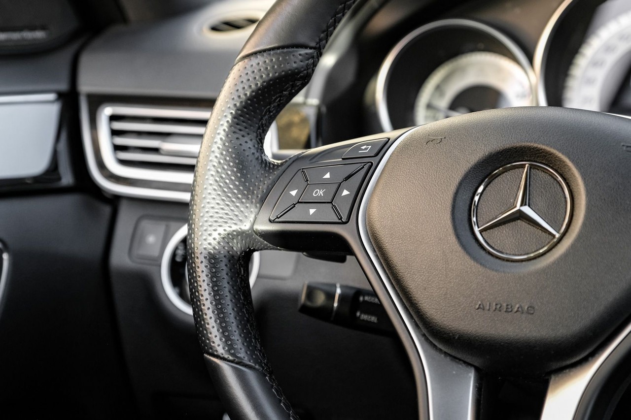 Mercedes-Benz E-Class Vehicle Main Gallery Image 17