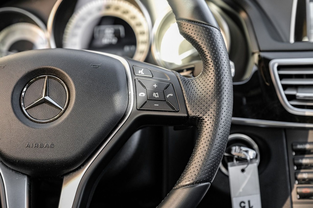 Mercedes-Benz E-Class Vehicle Main Gallery Image 18