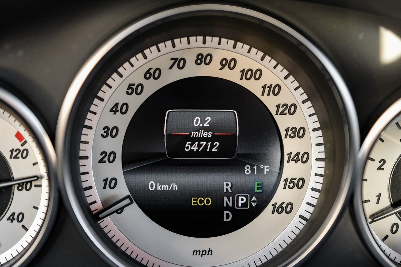 Mercedes-Benz E-Class Vehicle Main Gallery Image 20