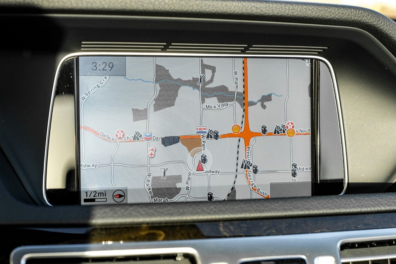 Mercedes-Benz E-Class Vehicle Main Gallery Image 21