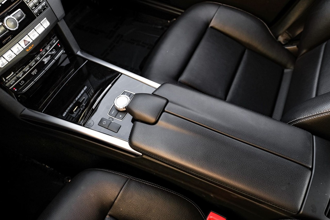 Mercedes-Benz E-Class Vehicle Main Gallery Image 24