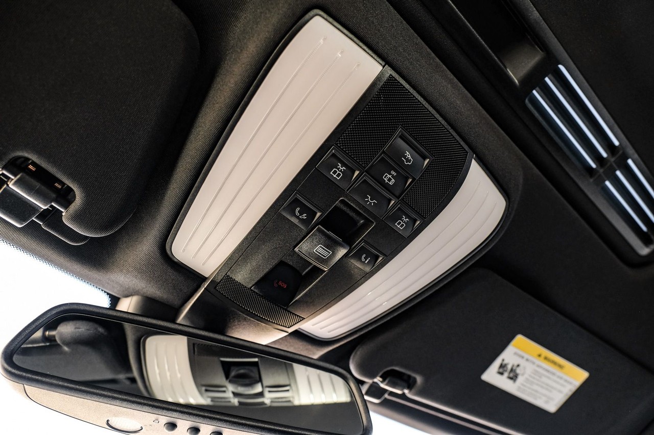 Mercedes-Benz E-Class Vehicle Main Gallery Image 25