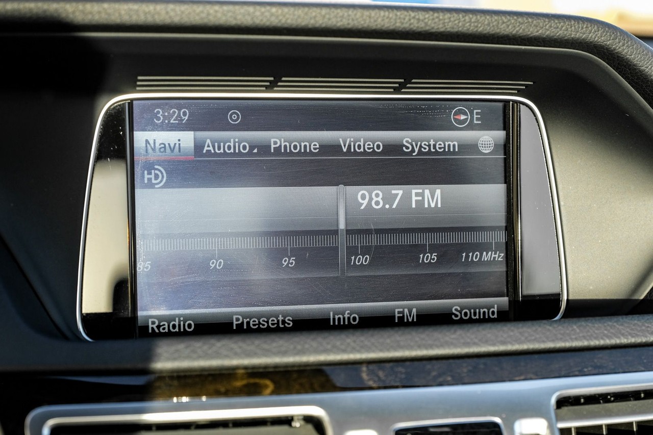 Mercedes-Benz E-Class Vehicle Main Gallery Image 26