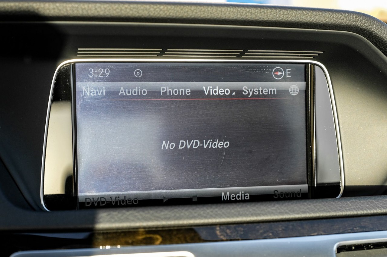 Mercedes-Benz E-Class Vehicle Main Gallery Image 28