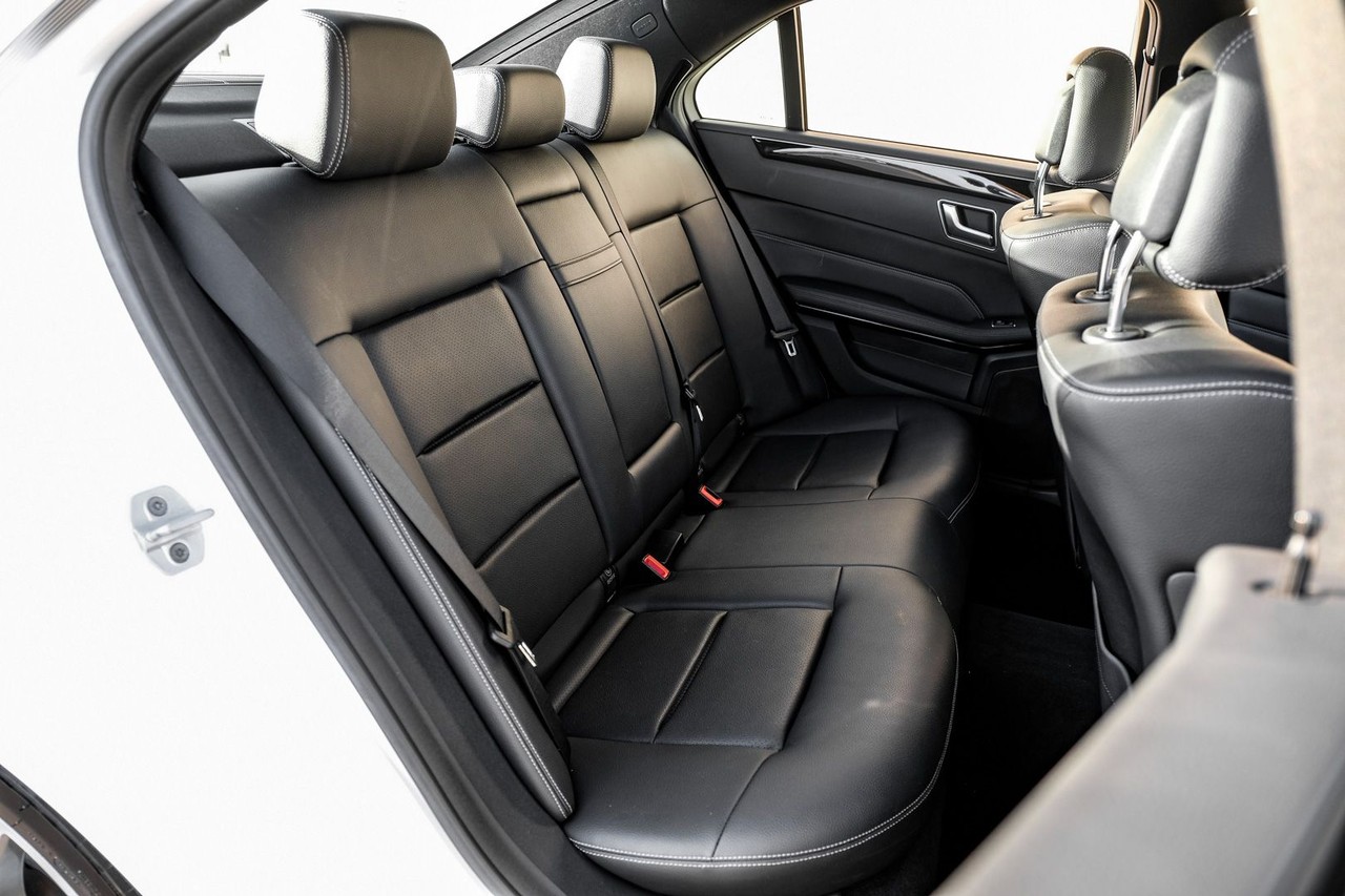 Mercedes-Benz E-Class Vehicle Main Gallery Image 32