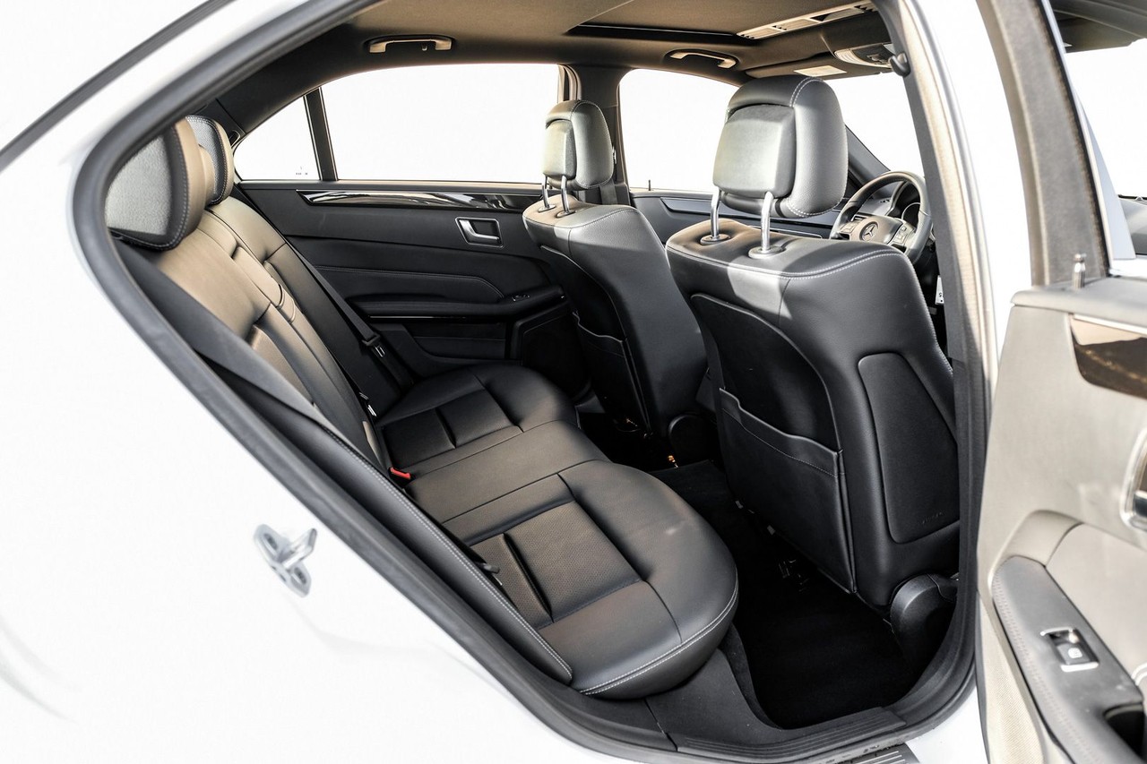 Mercedes-Benz E-Class Vehicle Main Gallery Image 33