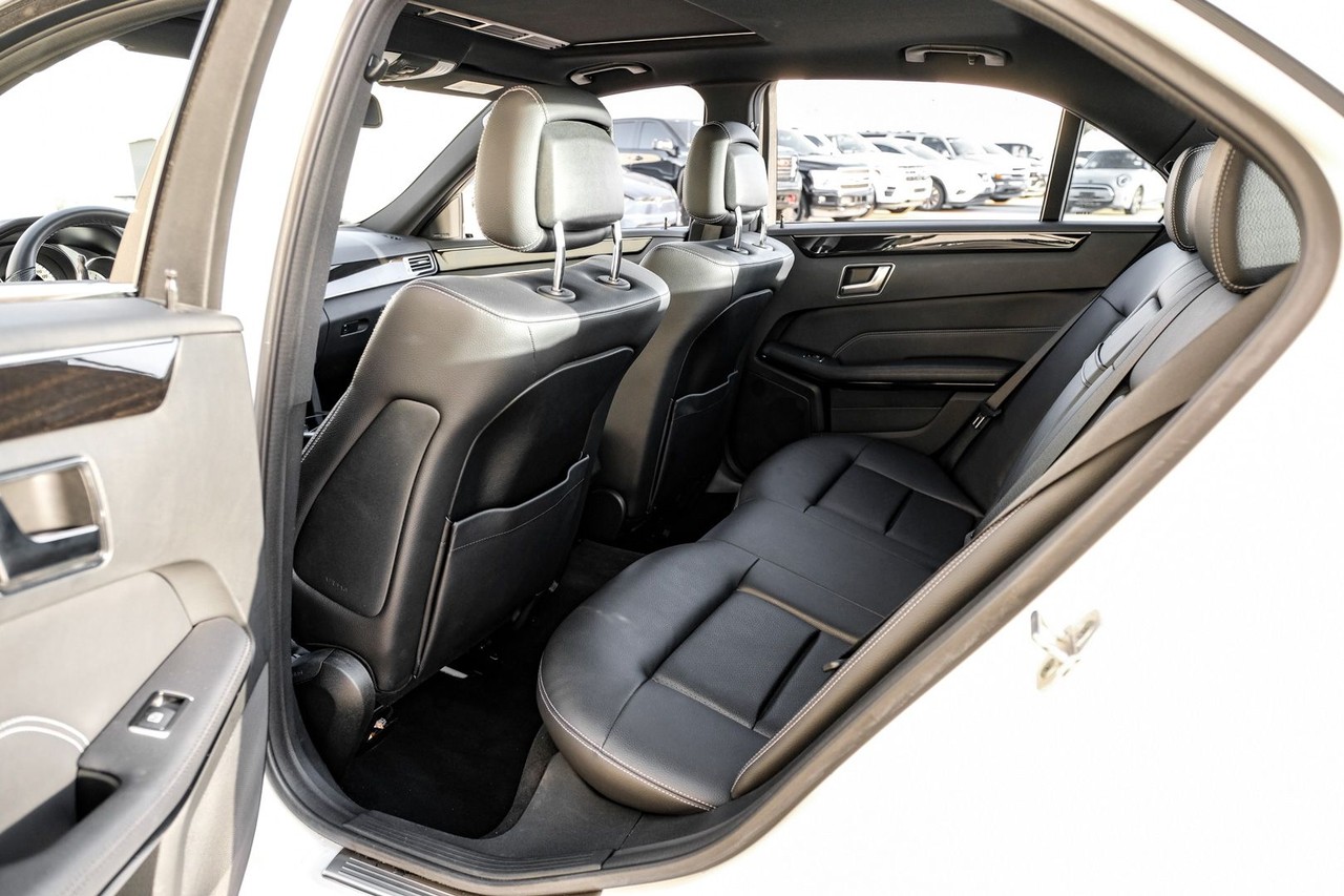 Mercedes-Benz E-Class Vehicle Main Gallery Image 34