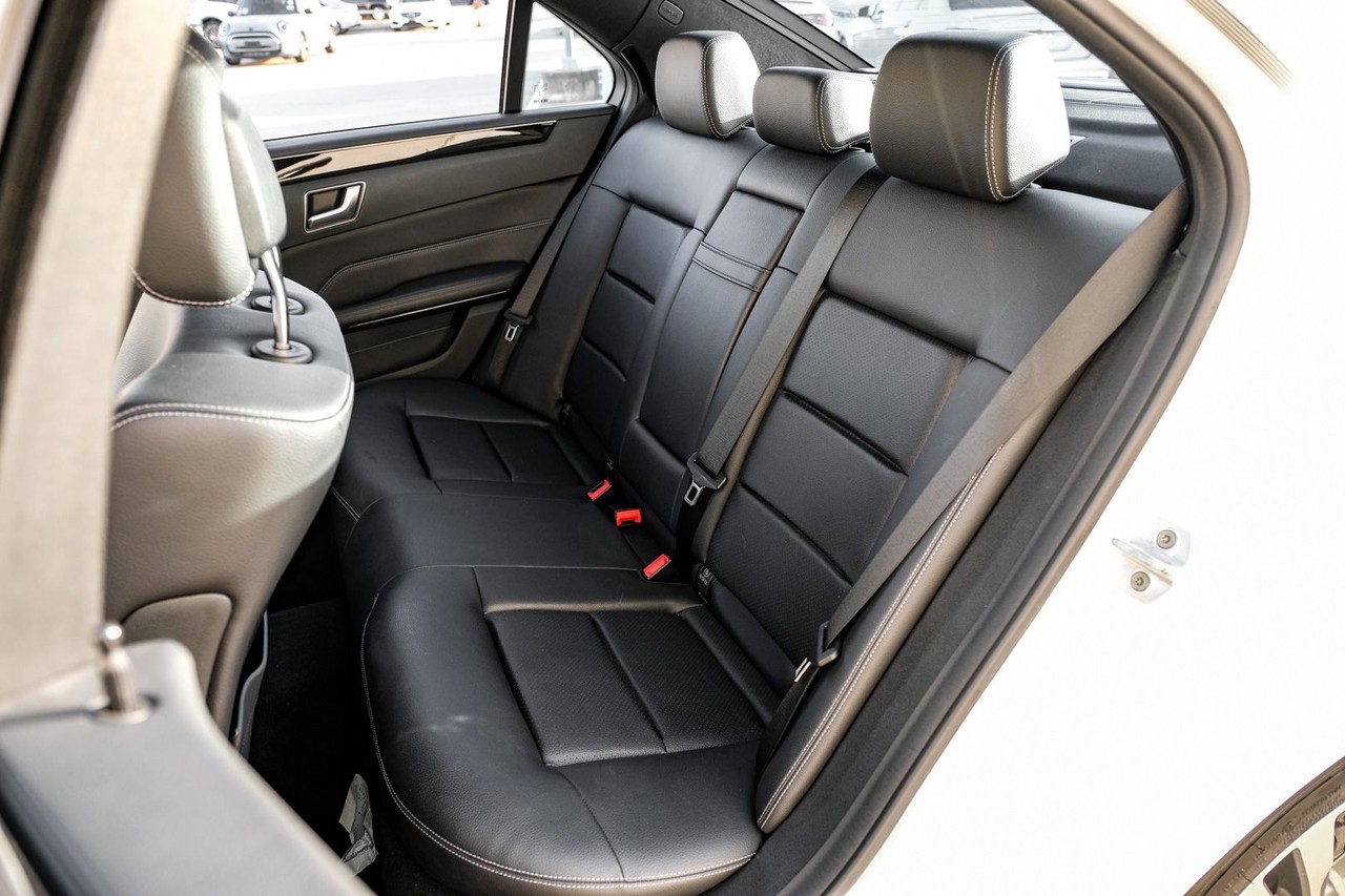 Mercedes-Benz E-Class Vehicle Main Gallery Image 35
