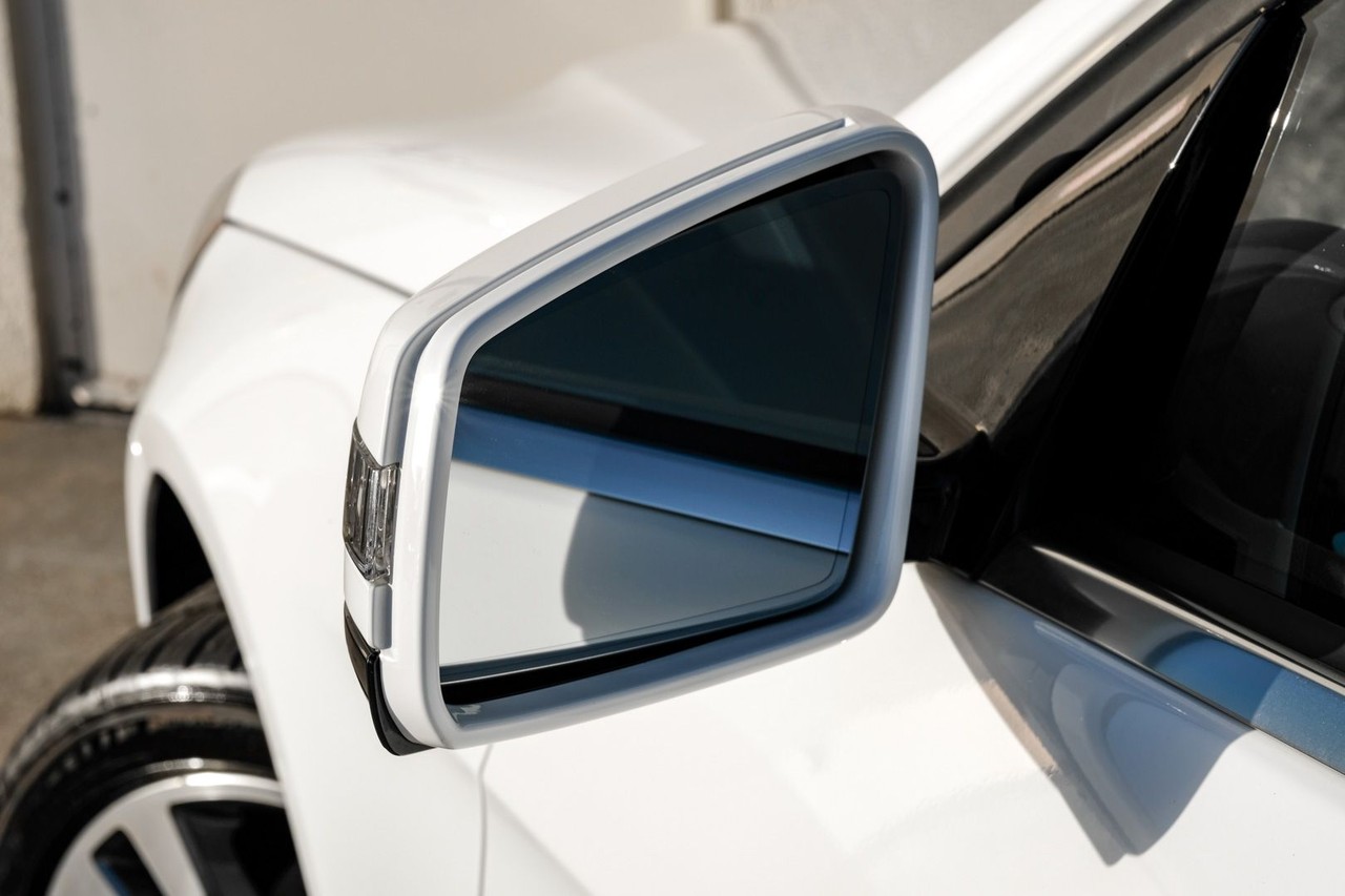 Mercedes-Benz E-Class Vehicle Main Gallery Image 37