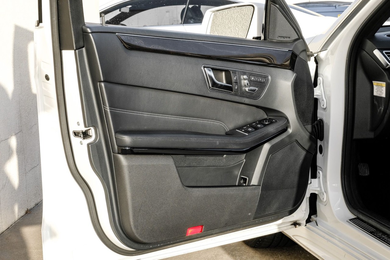 Mercedes-Benz E-Class Vehicle Main Gallery Image 38