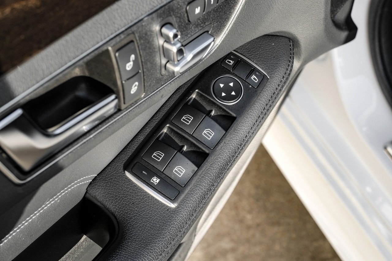 Mercedes-Benz E-Class Vehicle Main Gallery Image 39