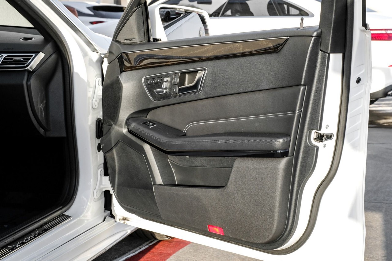 Mercedes-Benz E-Class Vehicle Main Gallery Image 40