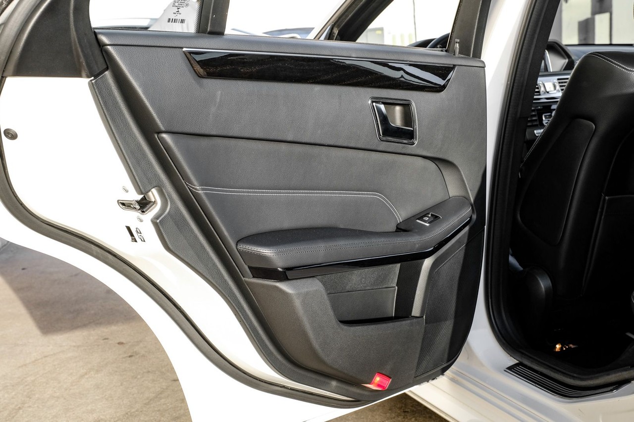 Mercedes-Benz E-Class Vehicle Main Gallery Image 41