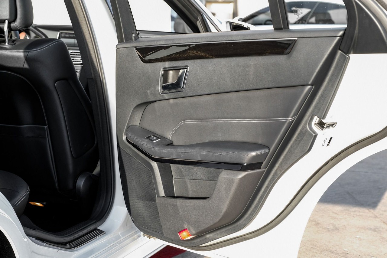 Mercedes-Benz E-Class Vehicle Main Gallery Image 42