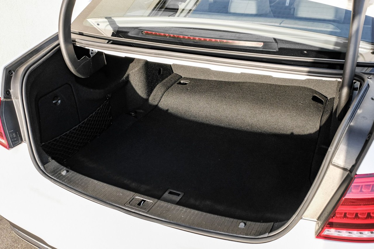 Mercedes-Benz E-Class Vehicle Main Gallery Image 44