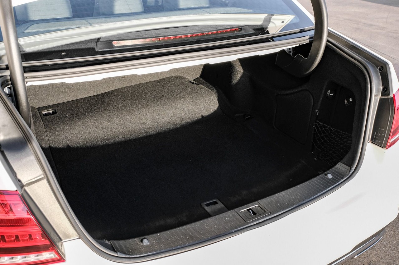 Mercedes-Benz E-Class Vehicle Main Gallery Image 45