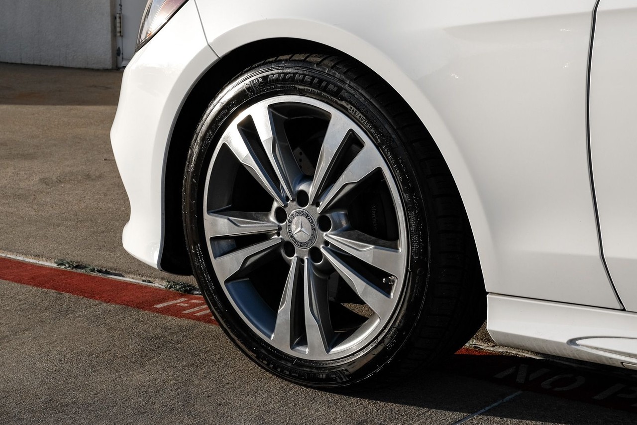 Mercedes-Benz E-Class Vehicle Main Gallery Image 47