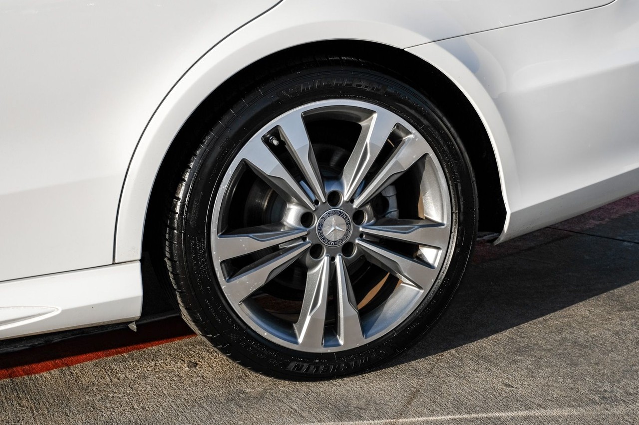 Mercedes-Benz E-Class Vehicle Main Gallery Image 48