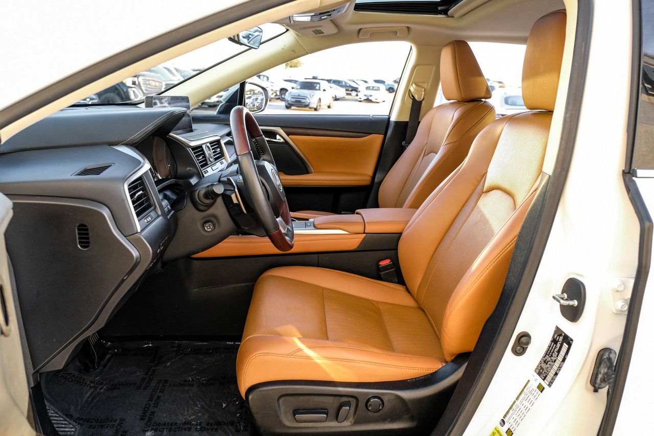 Lexus RX Vehicle Main Gallery Image 04