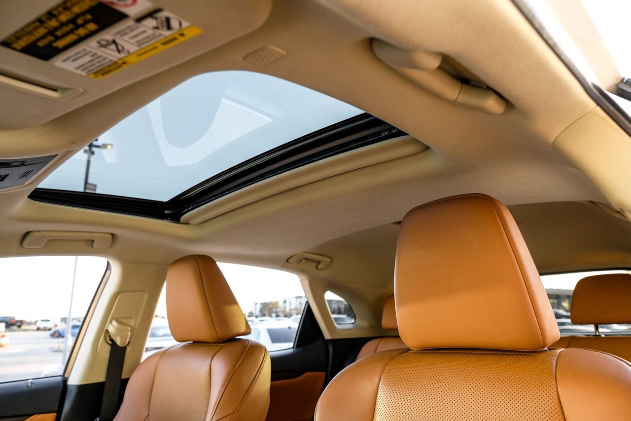 Lexus RX Vehicle Main Gallery Image 05