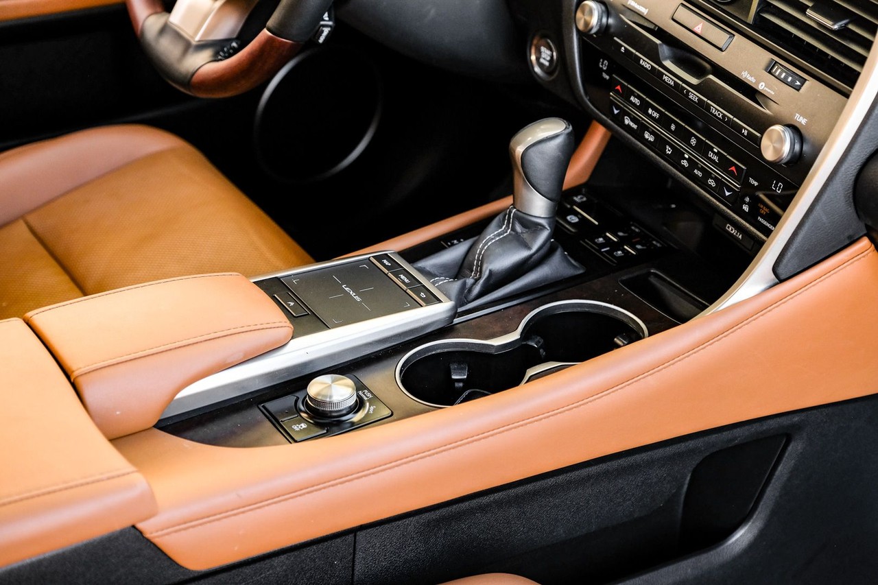 Lexus RX Vehicle Main Gallery Image 24