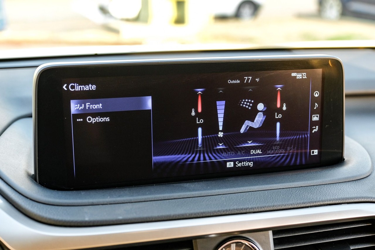 Lexus RX Vehicle Main Gallery Image 28