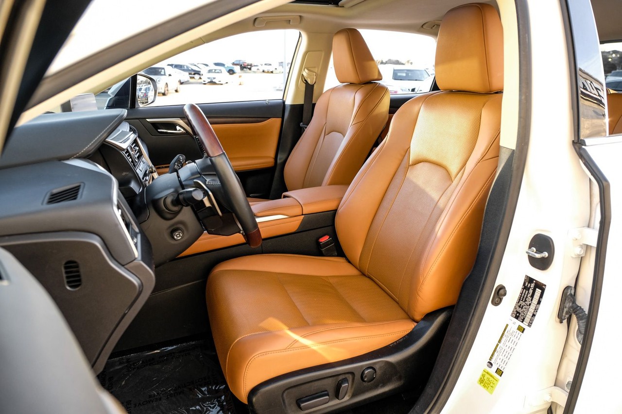 Lexus RX Vehicle Main Gallery Image 32