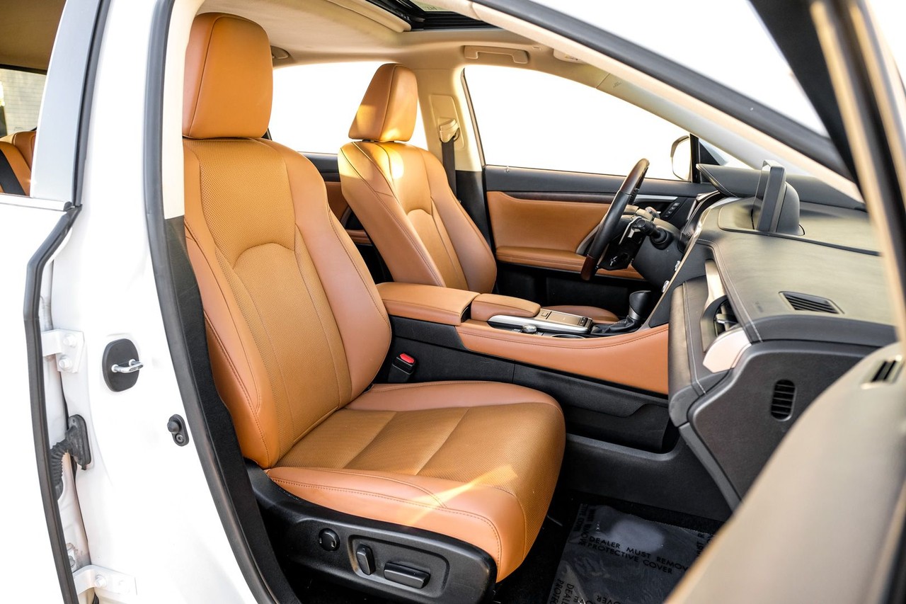 Lexus RX Vehicle Main Gallery Image 34