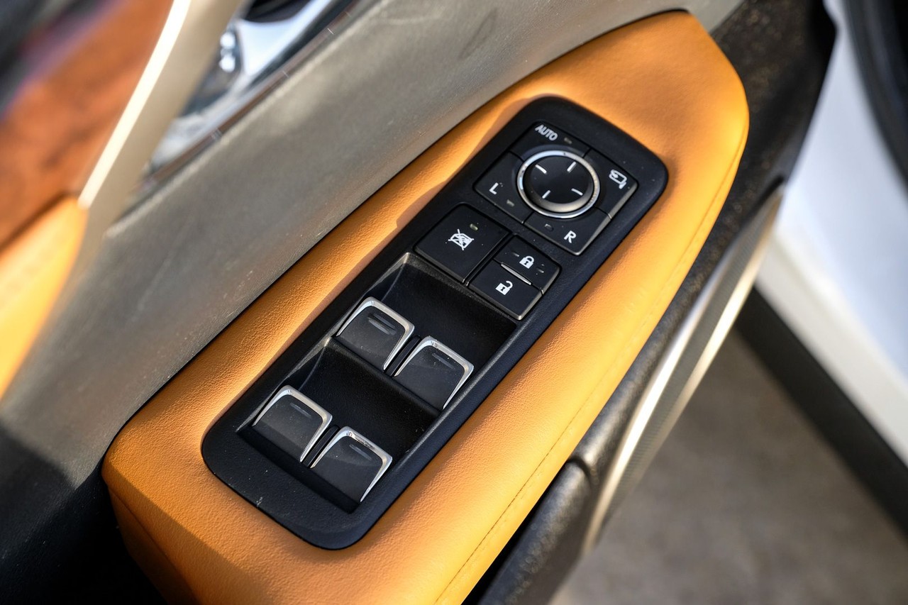 Lexus RX Vehicle Main Gallery Image 42